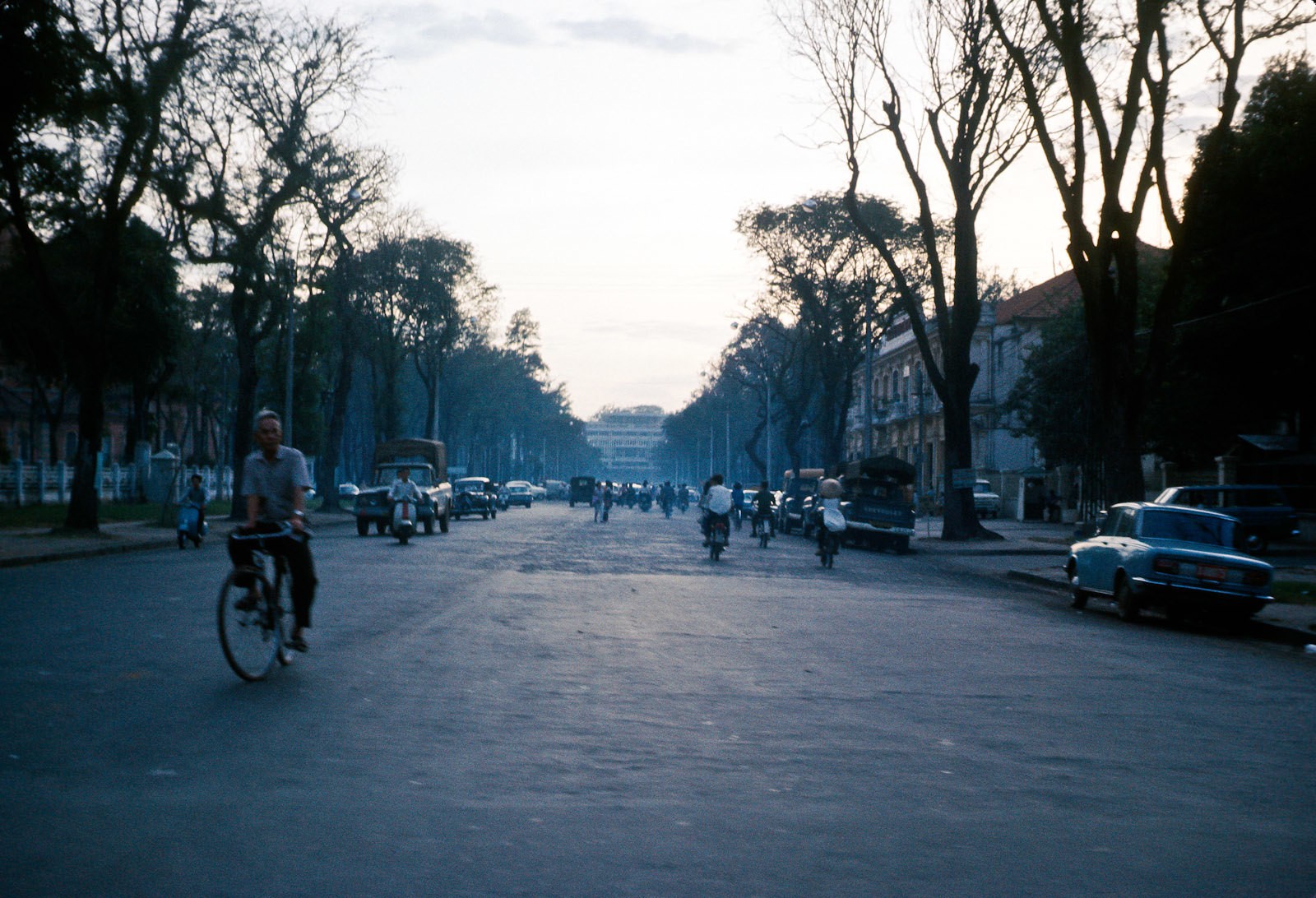 Saigon 1969 - Presidential Palace - Chiều tà trên đại lộ Thống Nhất - source: johnrellis' photostream