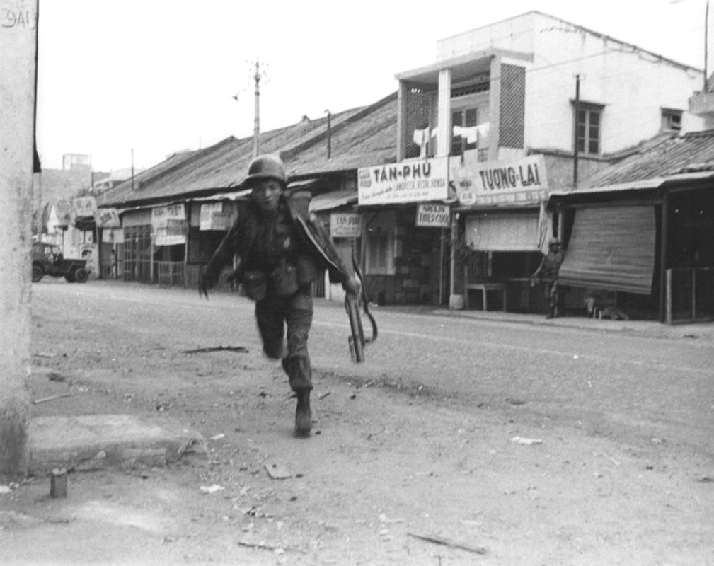 Cholon 1968 - A Vietnamese paratrooper grenadier darts for cover while advancing on Viet Cong positions in the Phu Nhuan section of the capital city -  Photo by Douglas Pike Photograph Collection