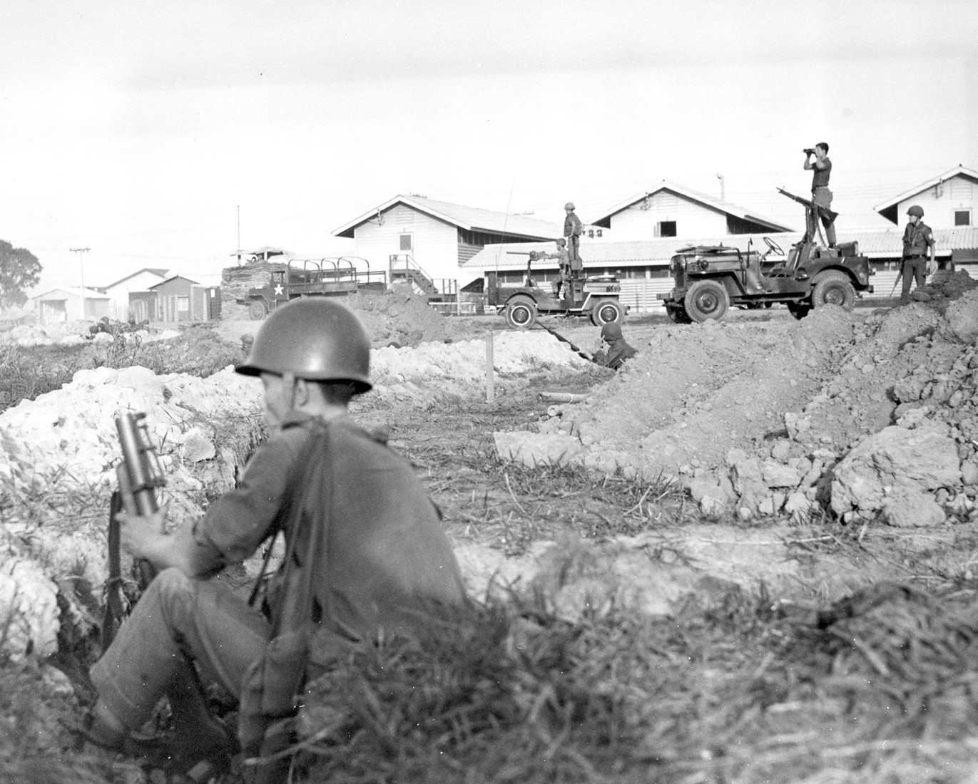 7-5-1968, Vietnamese airborne troops man the southwestern perimeter of Tan Son Nhut Air Base - Photo by Donald Jellema Collection