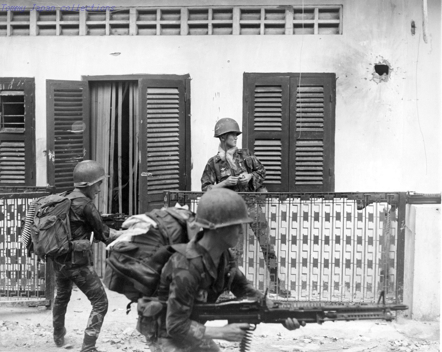 RVN Saigon Members of the 7th Bn., ARVN Airborne lay down ina field of M-60 fire and lob hand grenades into a VC position during the fighting in the village of Tan Son Nhut Air Base. 6 May 1968