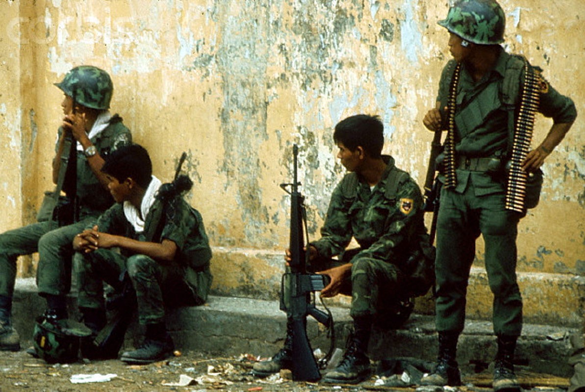 Saigon 5.1968 - Giây phút nghỉ ngơi hiếm hoi của những người lính biệt động quân gần khu vực bưu điện Chợ lớn
