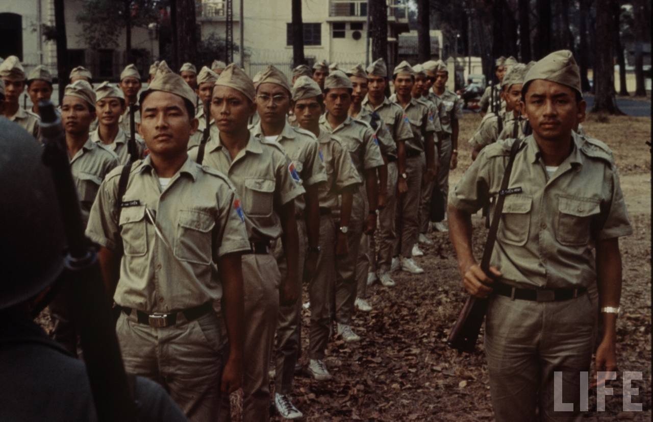 Saigon 1968 - Sinh vien hoc Quan su Hoc duong - Reserve Officers' Training Corps (ROTC).photo by Larry Burrows