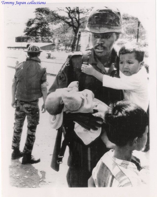 VIETNAM WAR PHOTO - GI AIDS CHILDREN IN BATTLE 1968