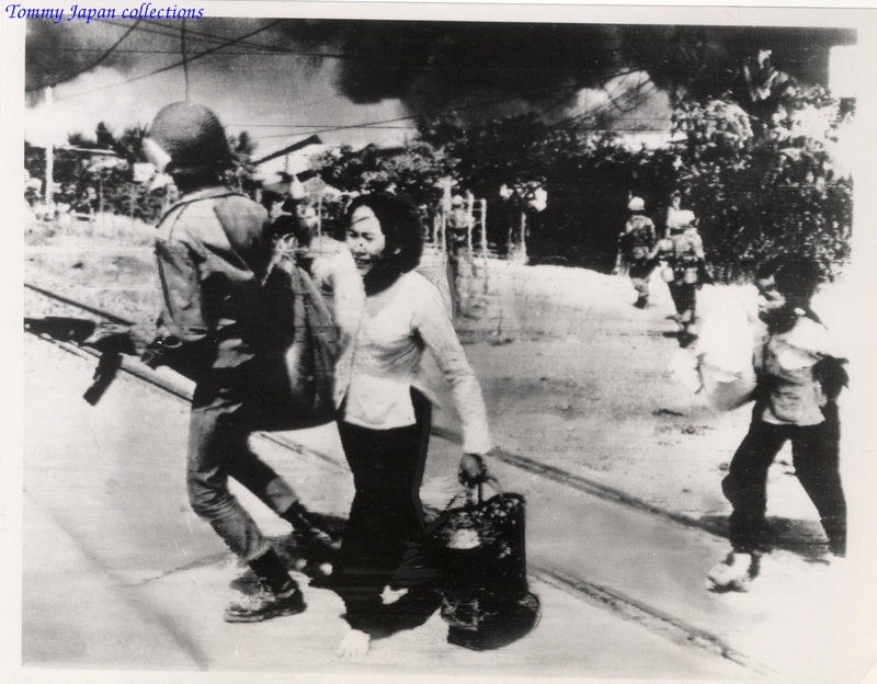 VIETNAM WAR PHOTO - SOLDIER HELPS WOMEN FLEE FIGHTING SAIGON 1968