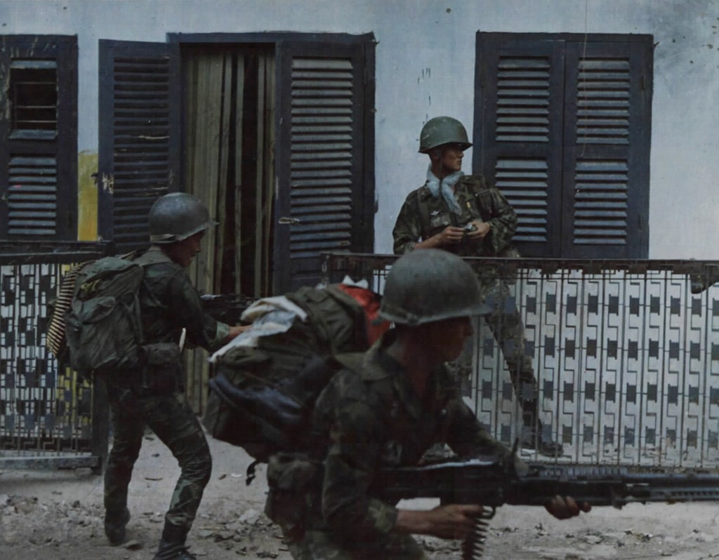 Saigon Tết Mậu Thân 1968 & thành viên ARVN,cầm súng M-60 lửa và lựu đạn giao tranh tại làng gần Tân Sơn Nhất.source: fold3.com
