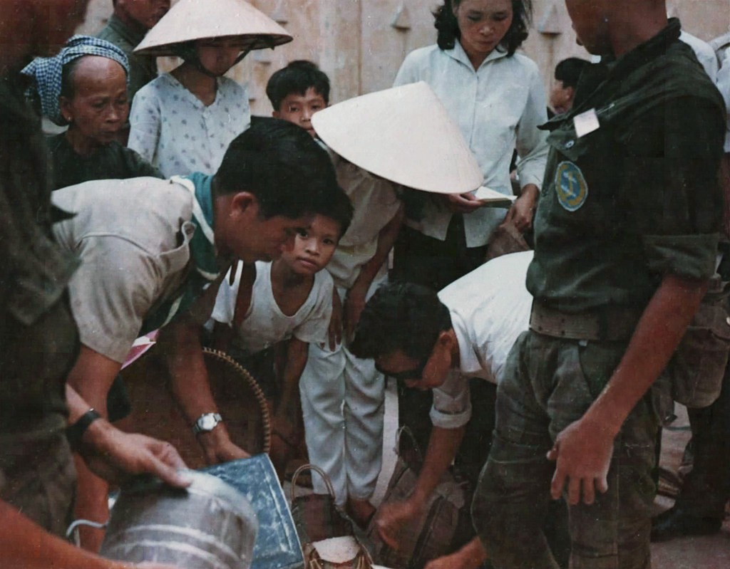 Saigon 1968 - Hướng đạo sinh giúp phân phát lương thực cho nạn nhân chiến cuộc. source: fold3.com