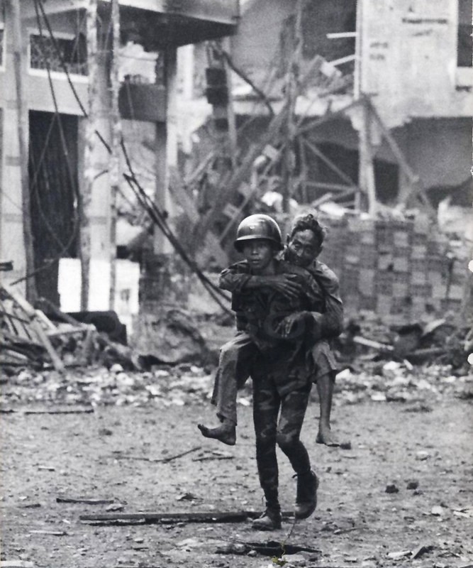 Anh dep ve nguoi Linh VNCH giup cu gia, 1968 - Photo by Ishikawa Bunyo