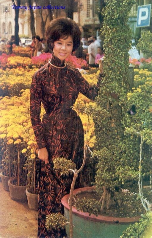 Chợ Hoa Tết đường Nguyễn Huệ & Flower Market Saigon - Photo by Bob Sherman 1968-69