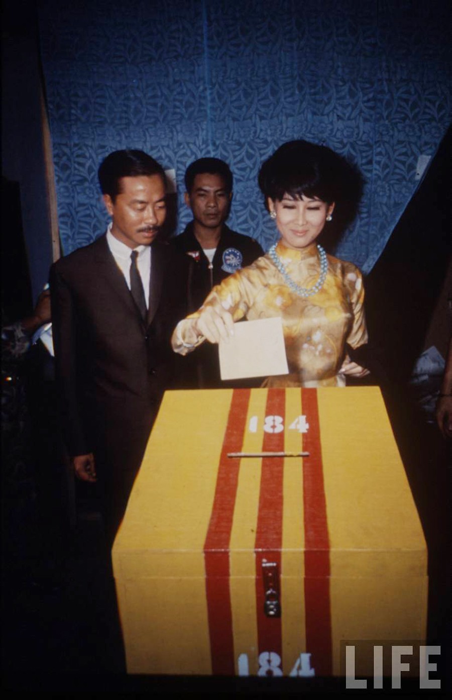 vo chong ong Ky đi bỏ phiếu bầu cử