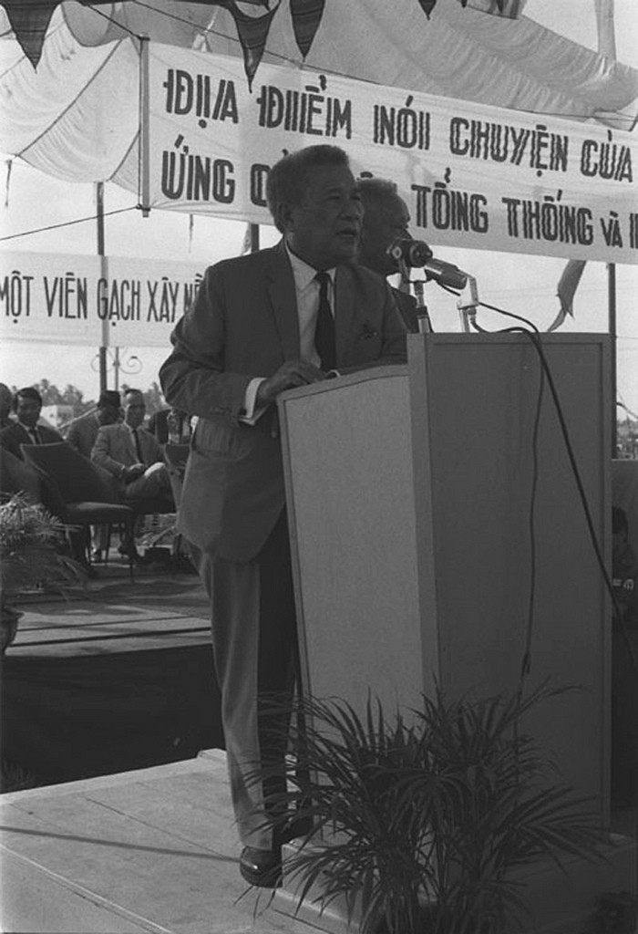 1967 - ƯCV Trần Văn Hương vận động tranh cử tại tỉnh Phong Dinh (Cần Thơ)