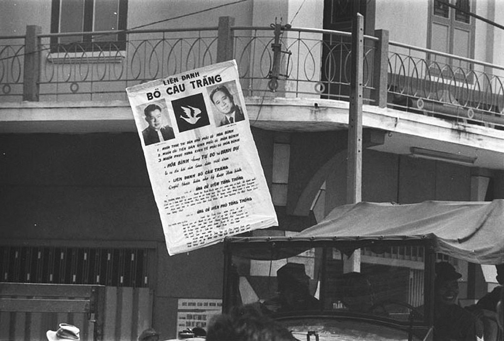 poster tranh cử của Luật sư Dzu mang trên xe nhà binh
