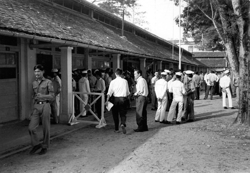 Saigon 1967 - một điểm bỏ phiếu trên ĐL Thống Nhất (tại trường Văn Hóa Quân Đội cạnh rạp Sổ Xố Kiến Thiết)