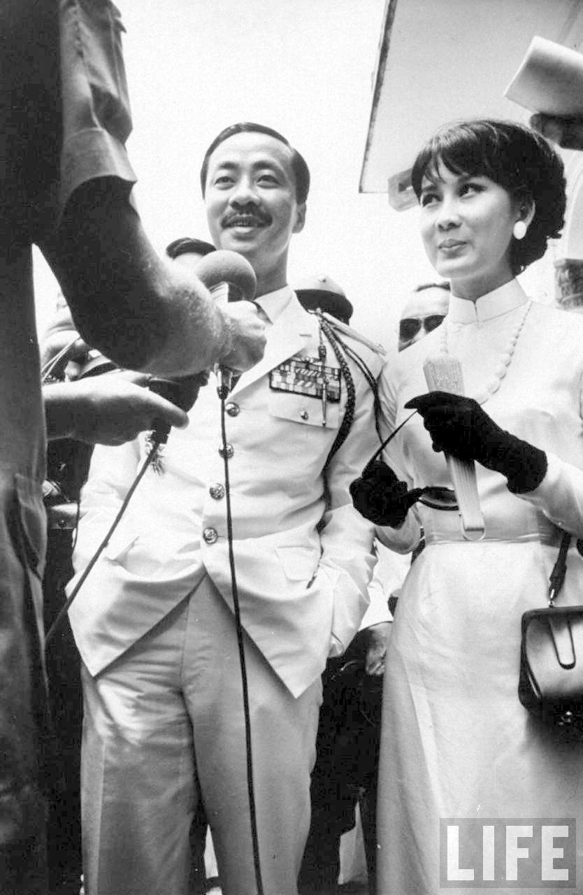11.09.1966 - South Vietnamese Premier Nguyen Cao Ky and wife in Tay Minh during national elections
