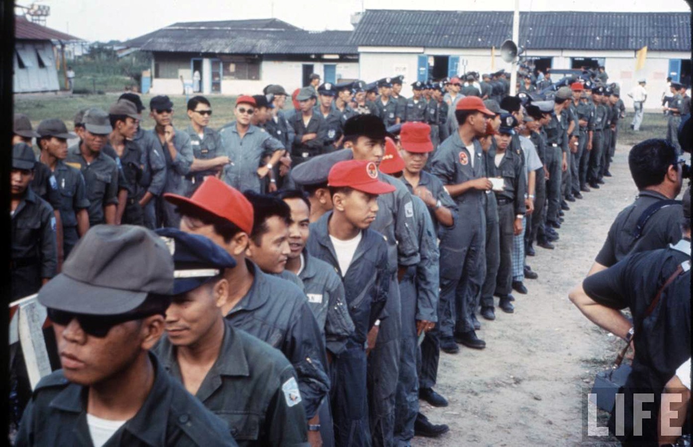 Vietnam Elections 23 phi cong xep hang chờ bỏ phiếu bầu QH Lap Hien 1966