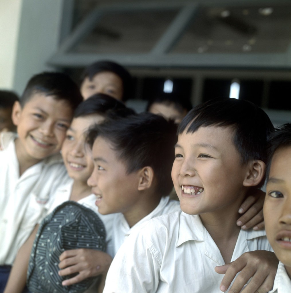 A band of merry children, Vietnam, 1967. Vẻ hồn nhiên của các nam sinh