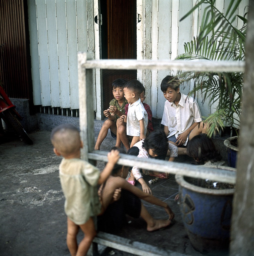 Những đứa trẻ chơi ô ăn quan