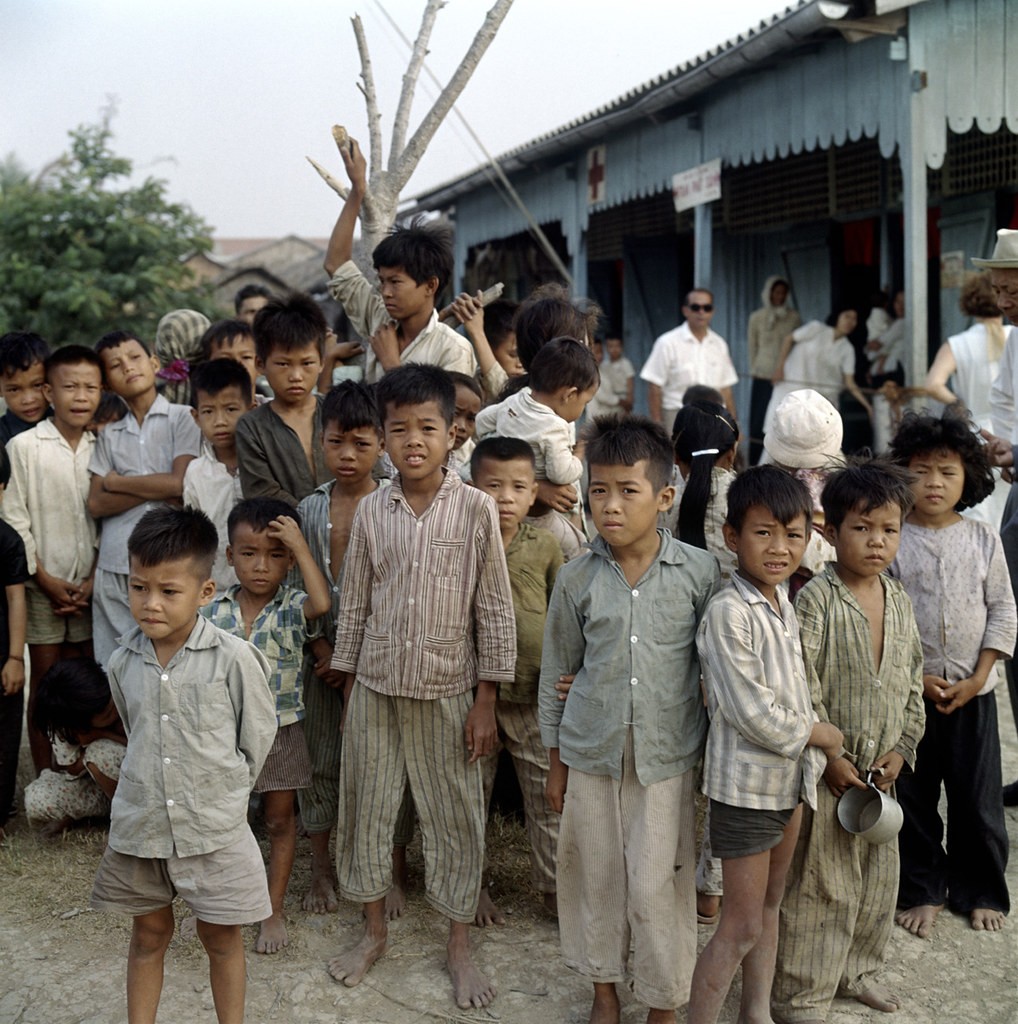 Trẻ em nghèo chờ đợi để nhận sữa tại chương trình phát sữa cho trẻ em nghèo do Hội Hồng Thập Tự tiến hành
