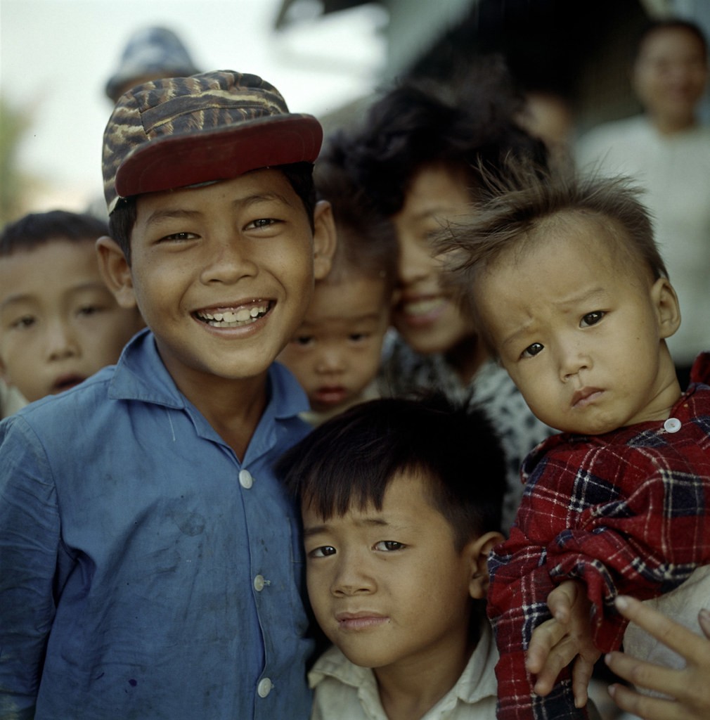 Những đứa trẻ thích thú khi được chụp ảnh.