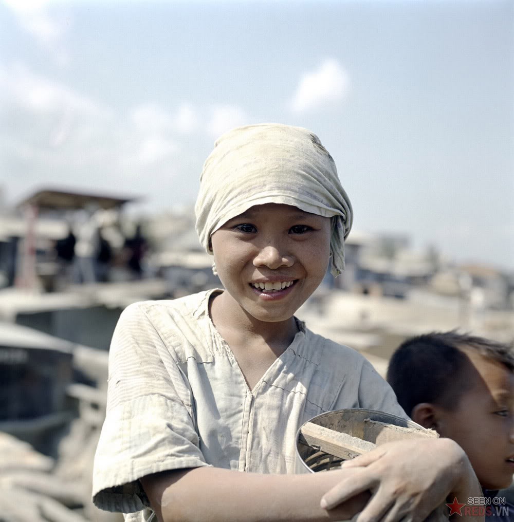 Dusty worker at site, Vietnam, 1967 - Trẻ em lao động tại một công trường xây dựng.