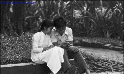 Saigon 1972.Lovers in a public garden - Photo by Raymond Depardon