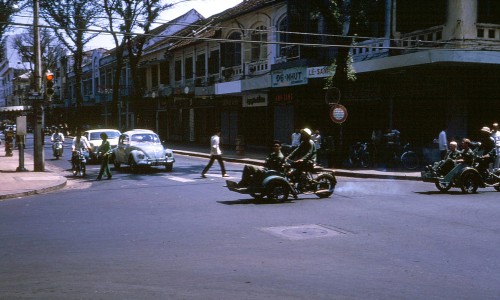 Saigon 1971 - Tu Do Street - nay là ngã tư Đồng Khởi-Mạc Thị Bưởi