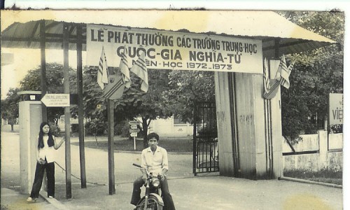 Cổng trường Quốc Gia Nghĩa Tử 1972-1973