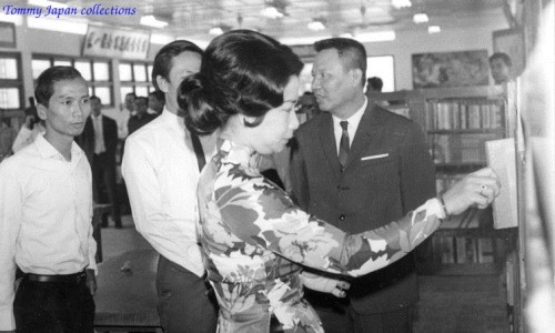 Lễ khánh thành Thư viện trường Quốc Gia Nghĩa Tử (17-3-1971) - source: Photograph ; Harold Winer Collection