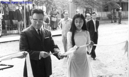 Lễ khánh thành Thư viện trường Quốc Gia Nghĩa Tử (17-3-1971) - source: Photograph ; Harold Winer Collection