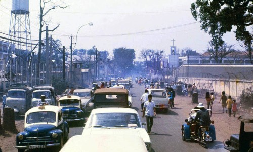 Saigon 1970 - Hong Thap Tu st.Bên trái là Đài truyền hình, bên phải là Sân Hoa Lư (sân banh)
