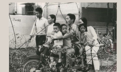 Saigon 1970 - Cả gia đình trên xe Honda 67 - Lễ Phật Đản