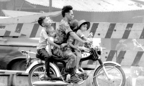 Saigon 1970 - Người lính chở 4 trẻ nhỏ trên xe Honda67