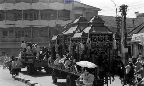 The funeral vehicles. Phú Nhuận (Crossroads) Saigon 1970 - Photo by Keith McGraw