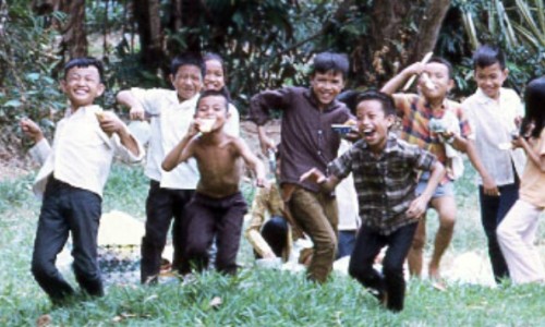 Happy Kids at a picnic at Saigon Zoo 1970 - Photo by Tom Lefavour