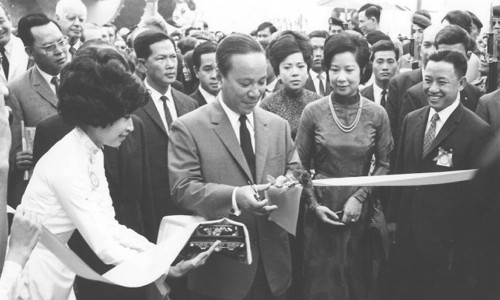 TT Thiệu cắt băng khai mạc Triển Lãm Kỹ Nông Công Thương ngày 3/10/1970