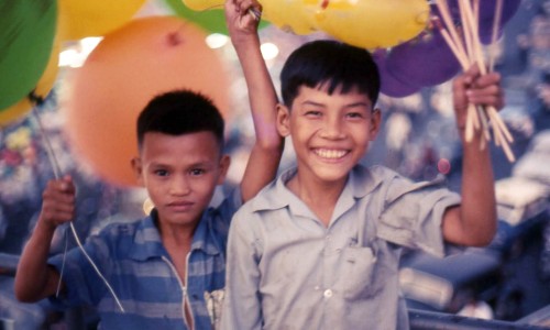 Saigon 1969 - Boy balloon sellers on pedestrian bridge at Central Market - source: cottmeyer's Gallery