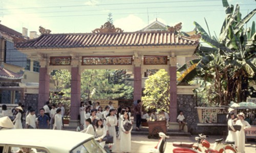 Saigon 1969 - Nữ sinh Gia Long - Cổng chùa Xá Lợi.James A. Brosman Collection
