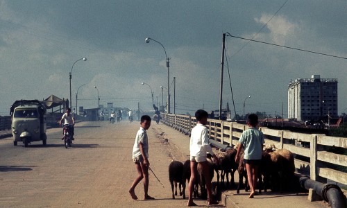 Saigon Nov 1968 - Trên cầu chữ Y, nhánh cầu qua Q8. Nhìn thấy tháp nhà thờ Chợ Quán phía xa - Photo by Brian Wickham