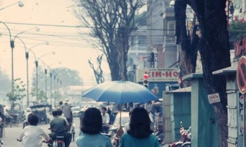Saigon Nov 1968 - taking a stroll on Tran Hung Dao - Photo by Brian Wickham