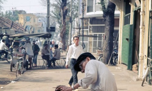 Saigon Dec 1968 - boy getting haircut - Photo by Brian Wickham