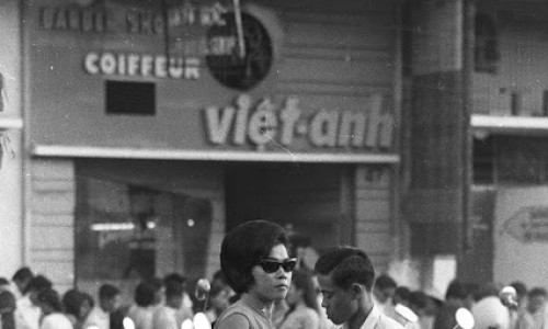 Saigon Dec 1968 - Business Woman - Photo by Brian Wickham