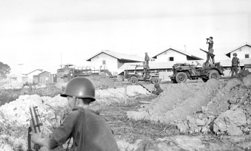 7-5-1968, Vietnamese airborne troops man the southwestern perimeter of Tan Son Nhut Air Base - Photo by Donald Jellema Collection