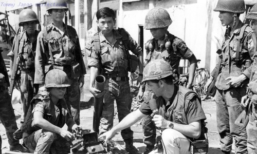 RVN Tan Son Nhut ARVN airborne soldiers display an 82mm mortar for ABC News reporter which they captured while on a sweep in the area surrounding the Old French Cemetery on Plantation Road. 7 May 1968