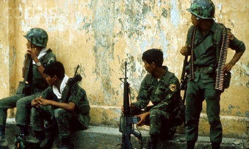 Saigon 5.1968 - Giây phút nghỉ ngơi hiếm hoi của những người lính biệt động quân gần khu vực bưu điện Chợ lớn