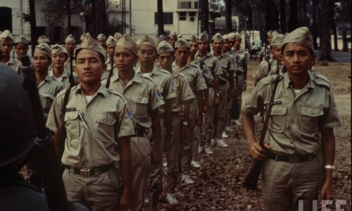 Saigon 1968 - Sinh vien hoc Quan su Hoc duong - Reserve Officers' Training Corps (ROTC).photo by Larry Burrows