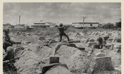 Cho Lon 1968 - Vietnamese Troops Battle amid Gravestones in Saigon - Press Photo