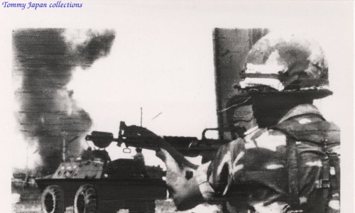 VIETNAM WAR PHOTO - RANGER FIRES AT VIET CONG 1968