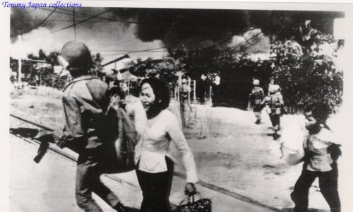 VIETNAM WAR PHOTO - SOLDIER HELPS WOMEN FLEE FIGHTING SAIGON 1968