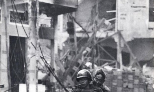 Anh dep ve nguoi Linh VNCH giup cu gia, 1968 - Photo by Ishikawa Bunyo