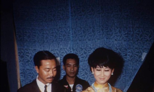 vo chong ong Ky đi bỏ phiếu bầu cử