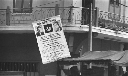 poster tranh cử của Luật sư Dzu mang trên xe nhà binh
